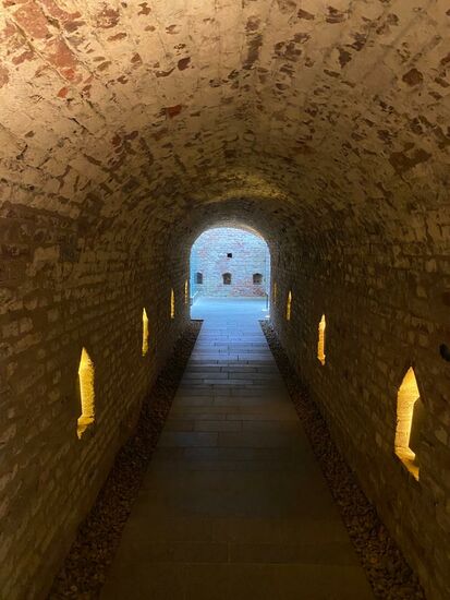 Bei der Kleinheit der Geschützkammern war der Einsatz von Kanonen nicht möglich, weil nicht genügend Platz für den Rückstoß vorhanden war.