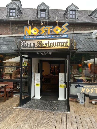 Hier kann man gut griechisch Essen--das Gyros ist megalecker--das Restaurant ist riesig und gut besucht--und leider auch sehr laut