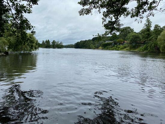 Eigentlich kann man den See bequem an einem Nachmittag umrunden, aber wir treffen uns noch mit Freunden von Thomas zum Windbeutel-essen