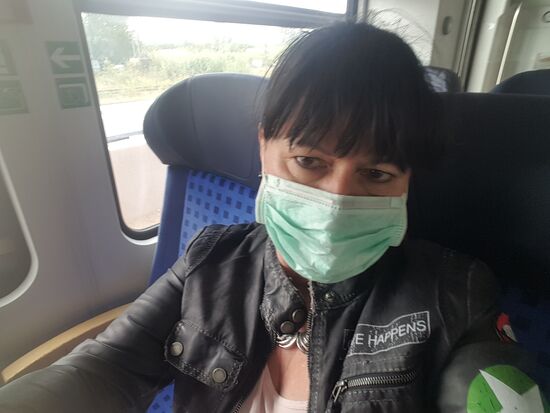 Dieses Wochenende geht es nach Nordrhein Westfalen.
Nach Mönchengladbach--die aktuelle Heimatstadt von Thomas. Ich habe mich für die Hinfahrt per Bahn entschlossen. Diese Reise  ist nur mit Maske möglich