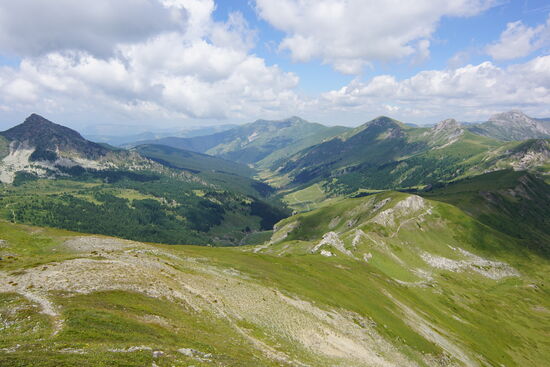 Nun gehts Richtung Kosovo—oft sieht man Blumen—das sind Gedenkstätten, wo Männer während des Krieges erschossen wurden