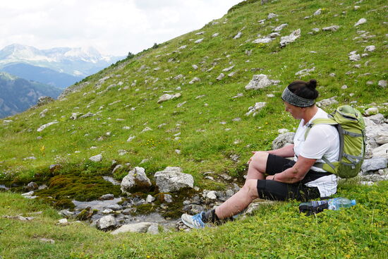Hier ist eine Quelle und wir füllen die Wasserflaschen auf
