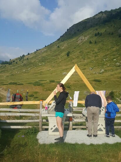 Gemeinsames Zähne putzen unter freiem Himmel mit schöner Aussicht