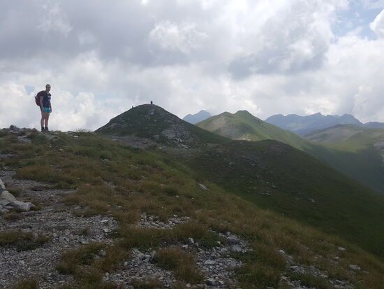 Da hinten müssen wir hin!!Man sieht schon den Steinstapel auf der Spitze