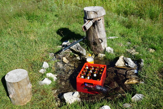 Jede Familie in den Bergen hat Vorräte von Getränken, die am Brunnen oder in Fluß gekühlt werden