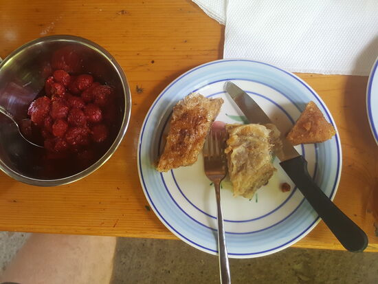 Ich kann es nicht beschreiben wie köstlich diese Teilchen sind: Körnig, Nussgipfel-süß-phantastisch!! Dazu frische Himbeeren