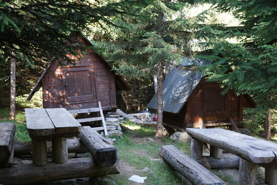 Noch mehr Hütten. Auch alle leer. Aber Enko ist ganz aufgeregt: er bekommt demnächst 14 Leute die eine Fotosafari machen