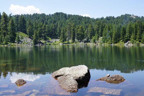 Unterwegs kommen wir zu einem Badesee, der von vielen Badegästen besucht ist