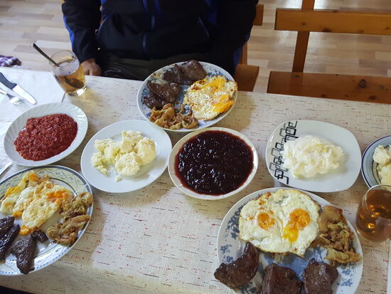 Unser Frühstück—wir dachten erst : noch mal Steaks? Nein, das war frische Leber!