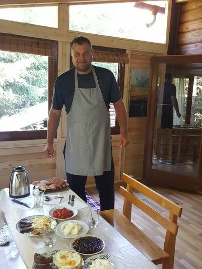 Da Isser! Enko: leidenschaftlicher Koch mit eisblauen Augen!
Leider spricht er nur ganz wenig Englisch