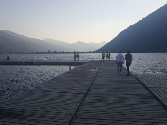 Tikki und Thalia möchten noch im See von Plav baden