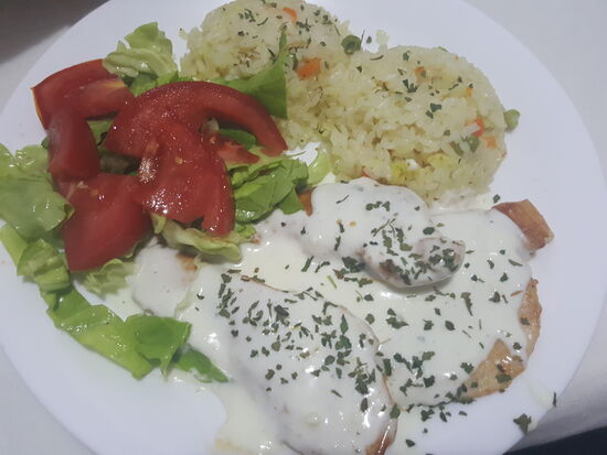 Abends gibt es Schweineschnitzel mit Sahnesoße...nach Enkos Küche reißt es uns nicht vom Hocker..