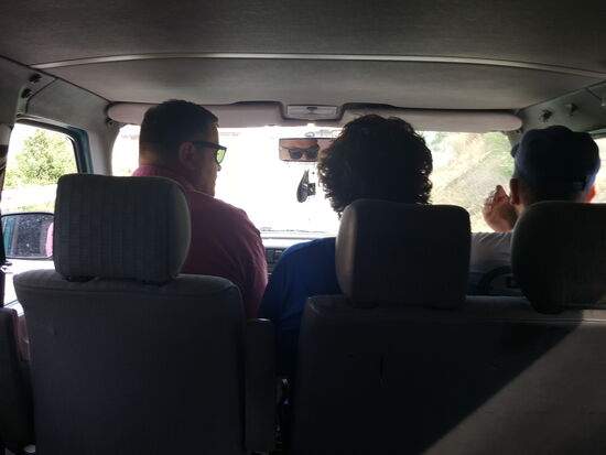 Noch einer wird eingesammelt und die 3 quatschen da vorn