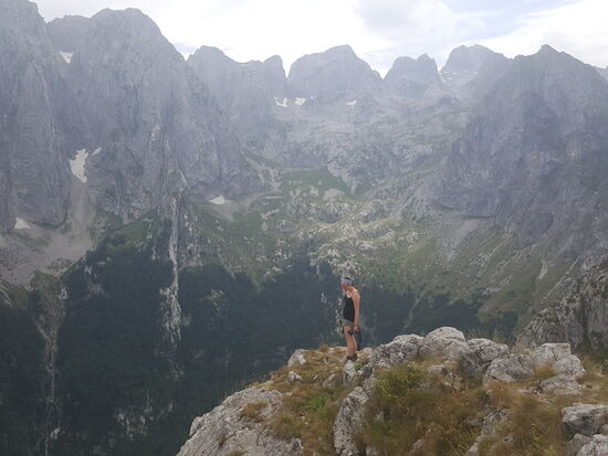 Das ist mein Lieblingsbild: die kleine Thalia und die mächtigen Berge!