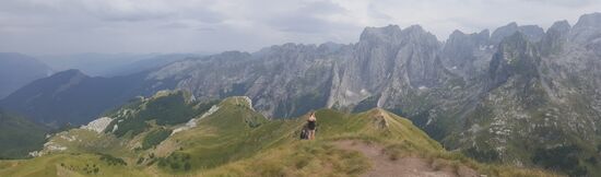 Der Weg auf den Kämmen ist gut zu erkennen: es sieht so leicht aus. Aber es geht immer bergauf und bergab!