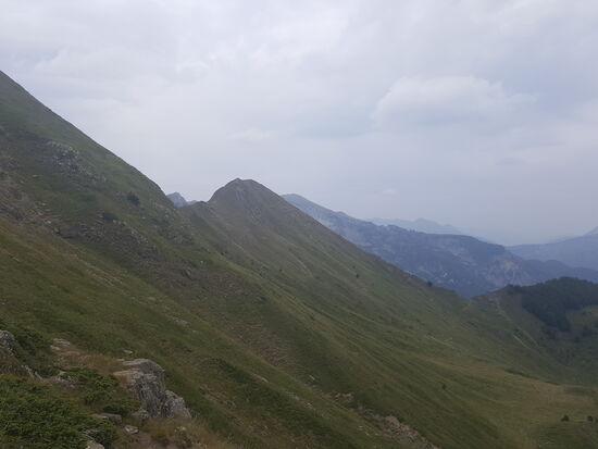 Da Thalia noch fit genug für einen weiteren Pass ist, trennen sich hier kurz unsere Wege—Tikko erklärt ihr den Weg und sie geht allein einen weiteren  Pass hinauf