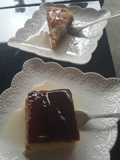 Bevor wir zu unserer Unterkunft fahren, stoppen wir in Vusanje -Stadt und Tikki lädt uns zu der versprochenen „Très Leche“ ein