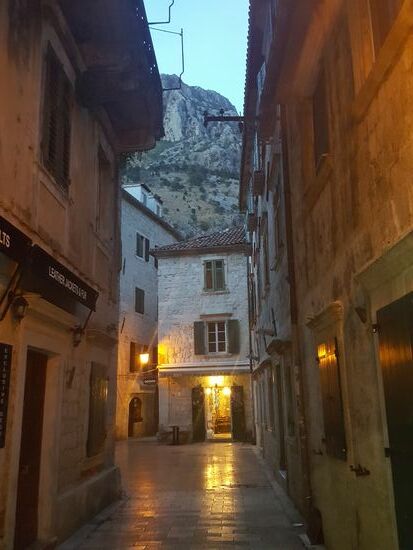 Viele kleine Läden...und alles leer!!