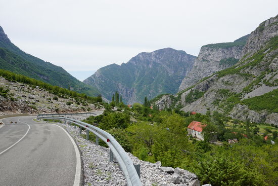 Und wir starten eine Achterbahn-ähnliche Fahrt durch die Serpentinen Richtung Podgorica
