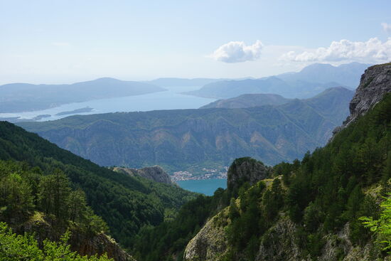 Und wir düsen nun mit „Helene Fischer“-Songs die wunderschöne Panoramastraße entlang der Adriaküste nach Kotor