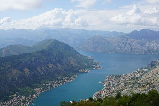 Ab und an stoppen wir für ein Foto—die Aussicht ist der Hammer!!!