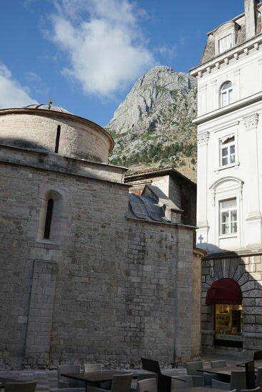 Kotor ist eine befestigte Stadt in einer Bucht nahe des Gebirgsmassivs Lovcen und seiner Kalksandsteinklippen