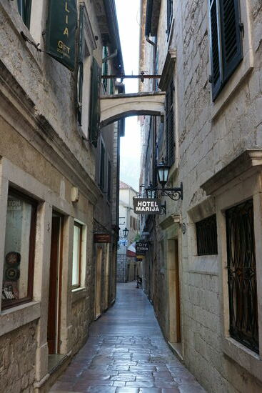 Da in Kotor auch die Kreuzfahrtschiffe anlegen, sind diese Gassen normalerweise überflutet von Menschen