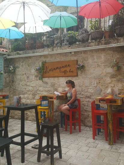 Kurz vor 12 sind wir wieder unten und trinken einen Espresso