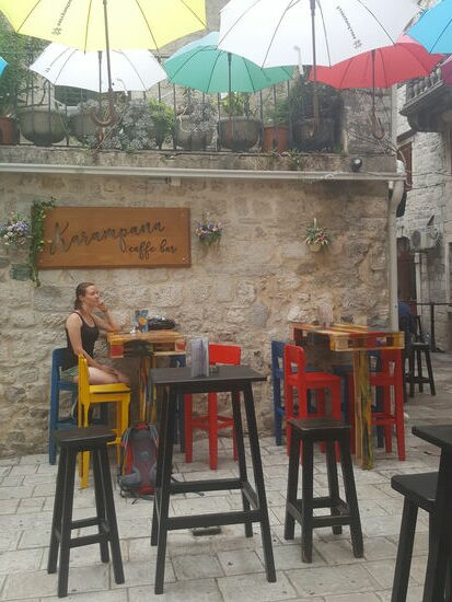 ...in diesem urigen Cafe und gehen etwas shoppen