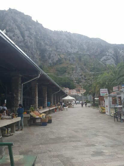 Auf dem Weg zum Auto kaufen wir Obst und Käse