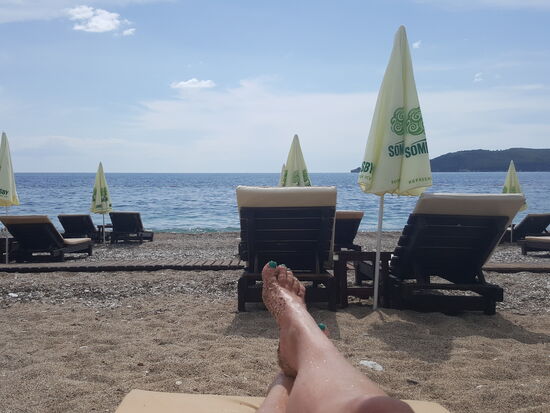 Wir bekommen 2 Liegen plus Schirm für 10 Euro—das kommt mir günstig vor.
Das Wasser ist glasklar—Badezeug habe ich leider nicht mit—aber es geht auch in Unterwäsche—sieht eh keiner