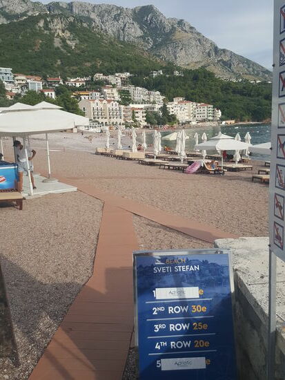 Das Ganze erinnert etwas an Monaco—Zutritt und Preise nur für die Schönen und Reichen—man kann dort einen Rundgang mit Guide machen—für 40! Euro