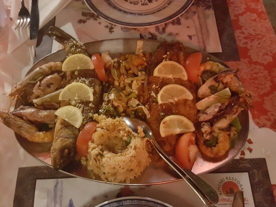 Es gibt mal wieder Fischplatte bei einem der zahlreichen Lokale am Hafen