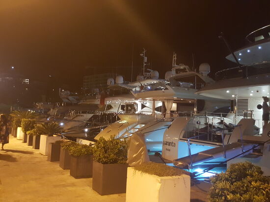 Unzählige riesige Yachten liegen hier