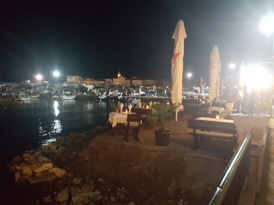 Restaurant neben Restaurant....nein—hier gefällt es uns nicht!!
Kotor ist viel schöner!