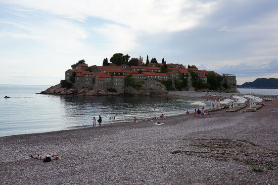 Dann besuchen wir noch „Sveti Stefan“ -benannt nach dem heiligen Stefan—das ist eine Insel von nur 1,46ha und mit 411 Einwohnern