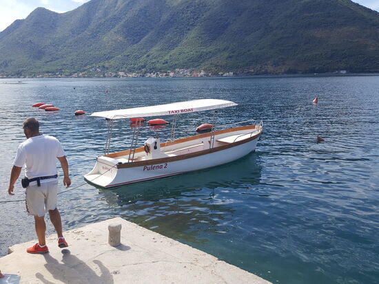 Da ist er schon, der Bootsmann—wir sind die einzigen Passagiere