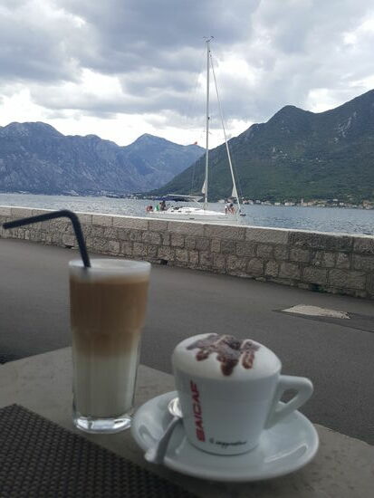 genießen einen schönen Kaffee am Hafen von Perast und gehen dann über viele Steintreppen in den oberen Bereich von Perast durch die Gassen vorbei an vielen kleinen Appartements mit hübschen Höfen zum Parkhaus zurück