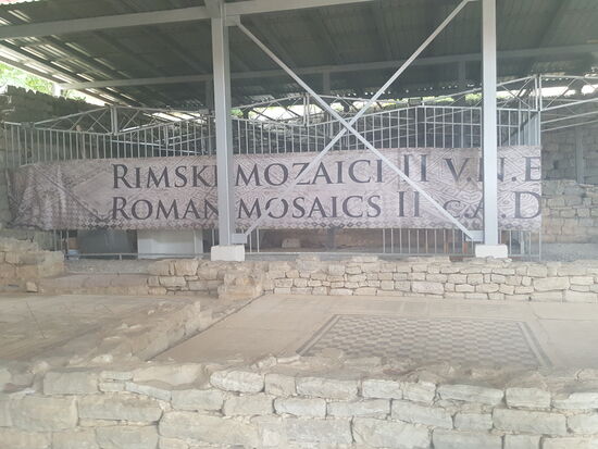 Daneben ein Tablinum, ein Zimmer zum Ausruhen des Hsusherrn und verbunden mit dem Schlafzimmer