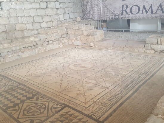 Hier sehen wir das Mosaik, wofür die Villa bekannt ist: Hypnose—der Gott des Schlafes, mit einem Arm auf dem Kissen—die typische Haltung der Römer