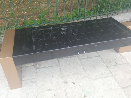 Draußen gibt es Solarbänke mit USB-Anschlüssen—unglaublich!