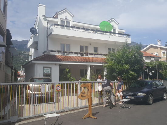 Um 15 Uhr parken wir das Auto an unserer Unterkunft, der „Villa merci“ und gehen zum Hafen