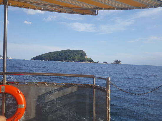 Um 16 Uhr fahren wir noch für 4 Euro zur Insel „Hawaii“