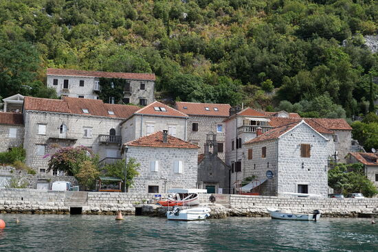 Als die Schiffe aber immer größer wurden, war der Hafen hier bald zu klein und Perast begann zu verfallen. Das Erdbeben 1979 gab ihm den Rest.
Aber der Staat und viele Privatleute investierten in den Wiederaufbau