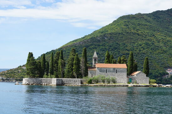 Die Insel „Sveti Dorge“ ist ein natürliches Eiland auf dem im 12.Jhd das Benediktinerkloster errichtet wurde.—Lange ZEit war sie Zankapfel zwischen Perasat und Kotor, wurde aber Perast zugesprochen