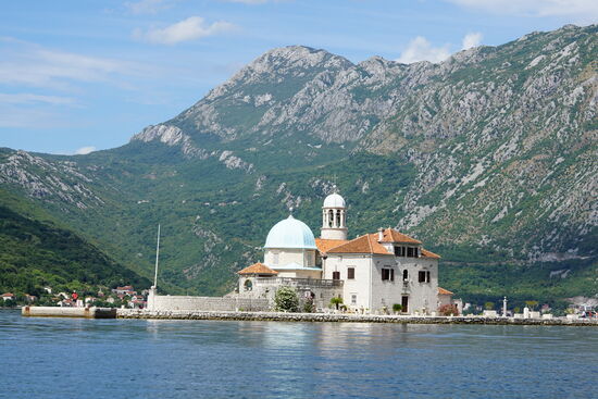 Diese Insel ist künstlich aufgeschüttet—auf ihr wurde eine Kirche errichtet