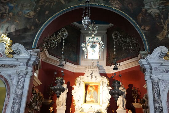 Innen sind Bilder bekannter Montenegrinischer und italienischer Künstler