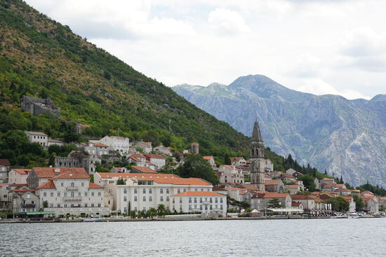 Gegenüber wurde einiges in die Felsen gebaut