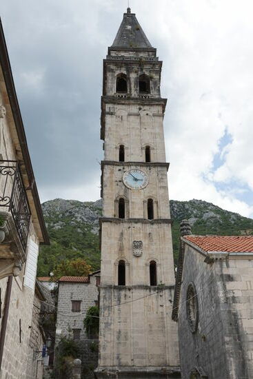 „Sveti Nikola“ -die Kirche des hl Nikolaus mit dem 55m hohen Glockenturm sieht man schon von weitem
