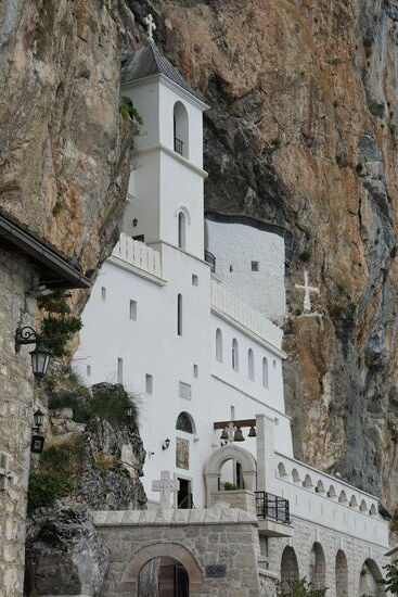 Es sieht wunderschön aus—es ist eine der wichtigsten Pilgerstätten Montenegros und wird dem Heiligen Vasilija gedacht, dessen Grabstätte hier besichtigt werden kann